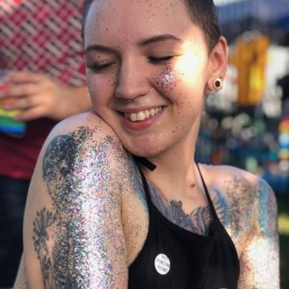 Meet your Posher, Gwen - Picture 1 of 1